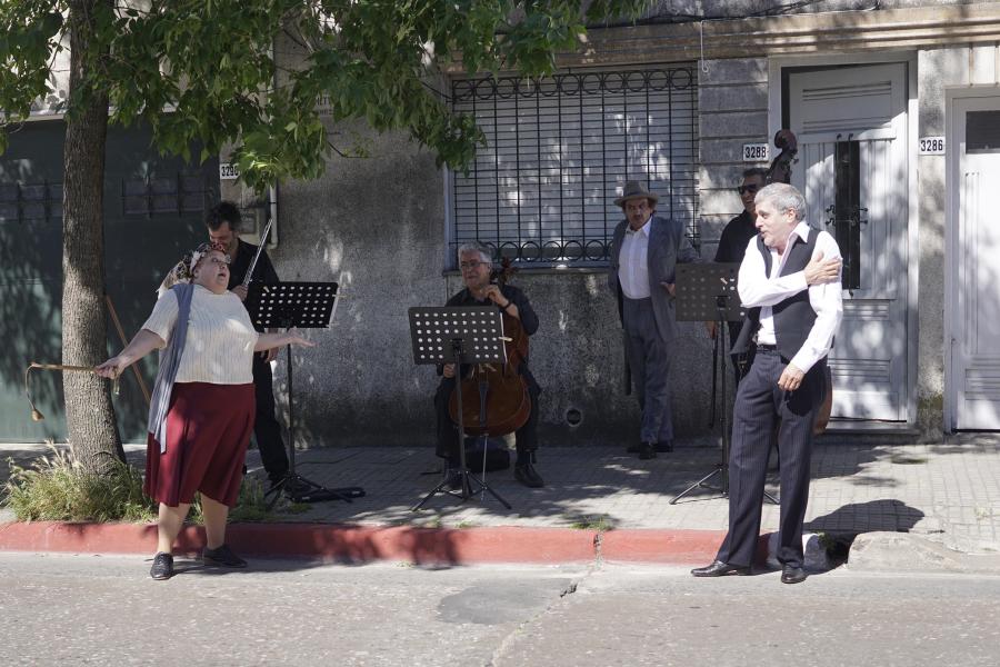  Actividad de la Banda Sinfónica de Montevideo en la vereda del Centro Cultural Florencio Sánchez 