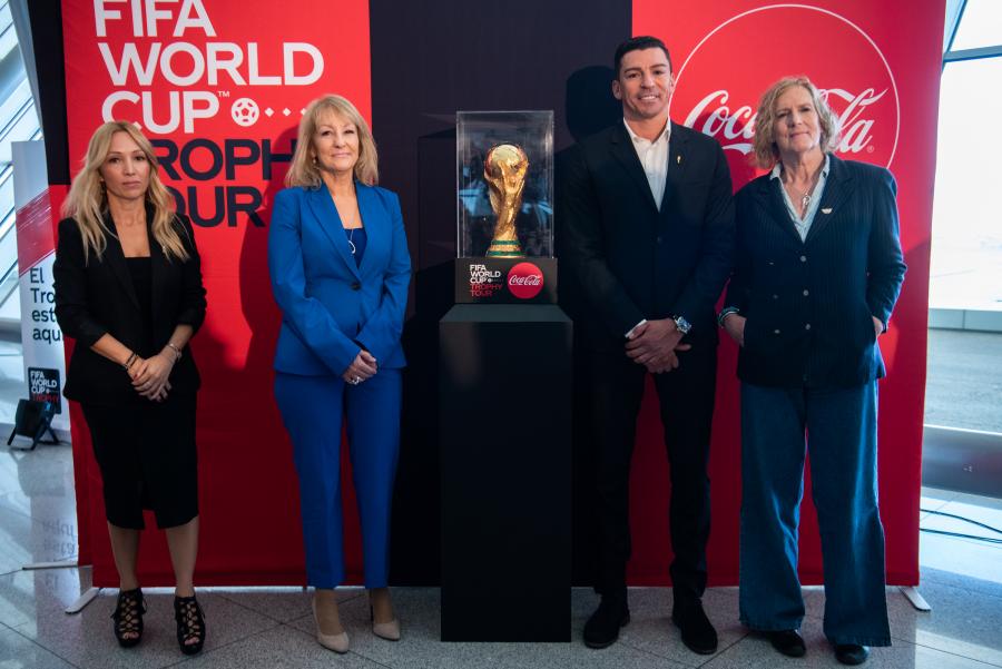 Intendenta Carolina Cosse participa en evento por llegada del trofeo de la copa mundial FIFA a Uruguay