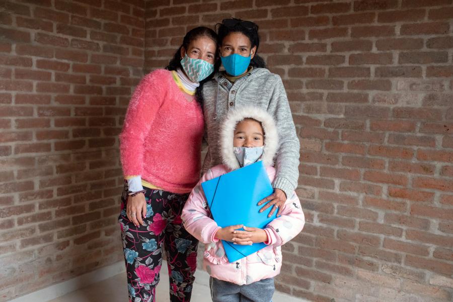 Entrega de viviendas en el barrio Cauceglia