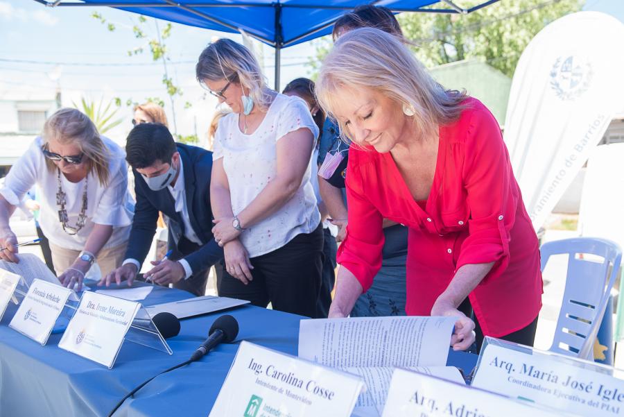 Firma de convenio con el MVOT para iniciar construcción de viviendas en barrio La Paloma 