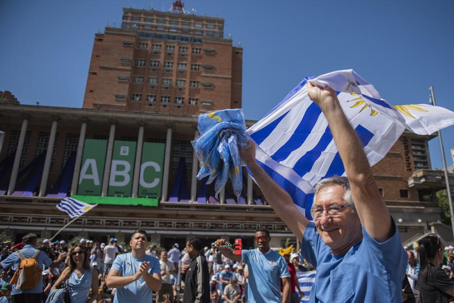 Partido de Uruguay - Corea en la explanada de la Intendencia de Montevideo