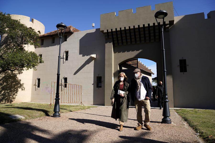 Visita a la Biblioteca del Castillo del Parque Rodó