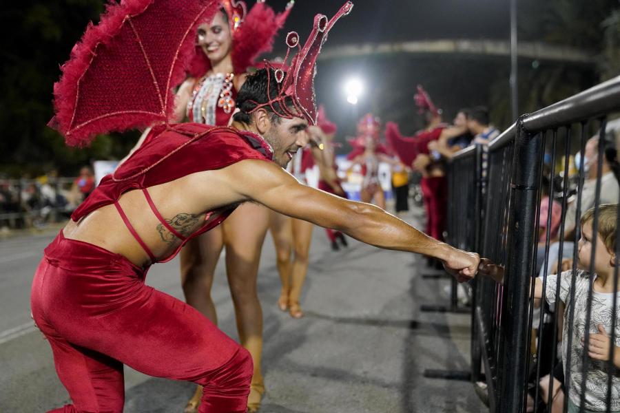 Desfile inaugural del Carnaval en las Canteras del Parque Rodó