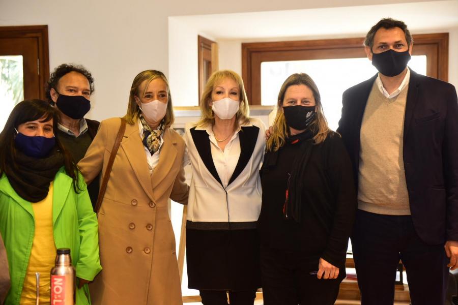 Carolina Cosse junto a los alcaldes y alcaldesas electos 