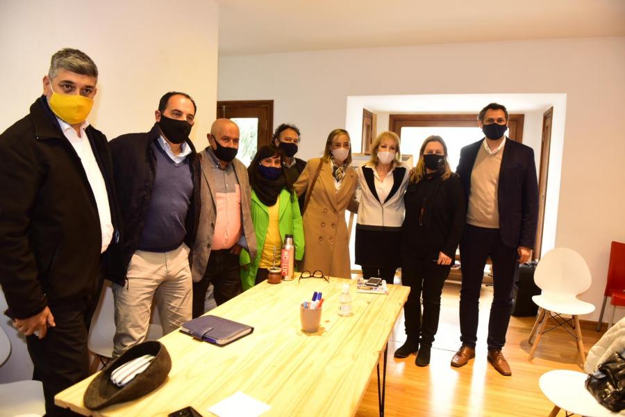 Carolina Cosse junto a los alcaldes y alcaldesas electos 