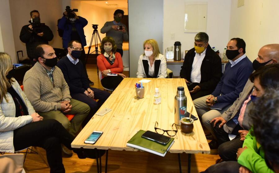 Carolina Cosse junto a los alcaldes y alcaldesas electos 