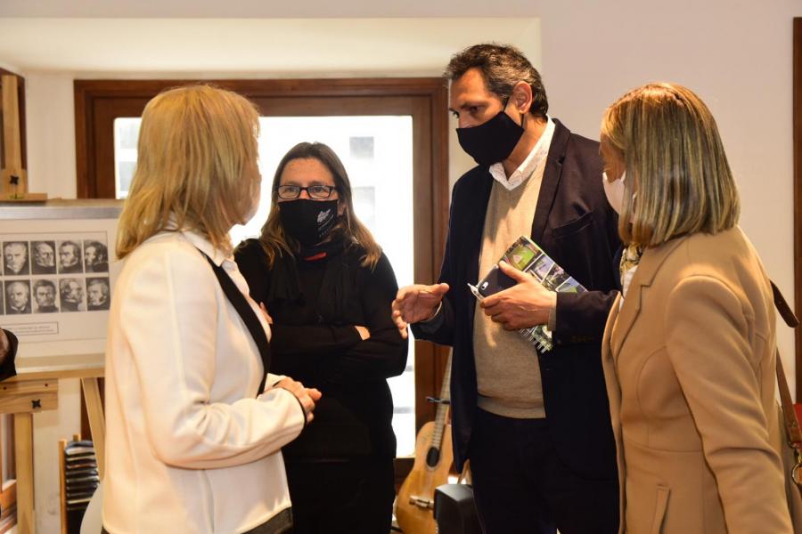 Carolina Cosse junto a los alcaldes y alcaldesas electos 